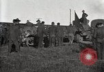 Image Armée utilise Holt tracteur pour tirer les chariots à partir de la boue North Platte Nebraska USA, 1919, de la seconde 27 séquences d'archives historiques vidéo 65675025550