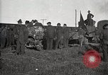 Image Armée utilise Holt tracteur pour tirer les chariots à partir de la boue North Platte Nebraska USA, 1919, de la seconde 28 séquences d'archives historiques vidéo 65675025550