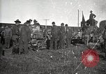 Image Armée utilise Holt tracteur pour tirer les chariots à partir de la boue North Platte Nebraska USA, 1919, de la seconde 29 séquences d'archives historiques vidéo 65675025550