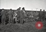 Image Armée utilise Holt tracteur pour tirer les chariots à partir de la boue North Platte Nebraska USA, 1919, de la seconde 32 séquences d'archives historiques vidéo 65675025550