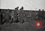 Image Armée utilise Holt tracteur pour tirer les chariots à partir de la boue North Platte Nebraska USA, 1919, de la seconde 33 séquences d'archives historiques vidéo 65675025550