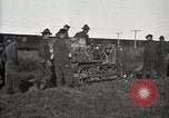 Image Armée utilise Holt tracteur pour tirer les chariots à partir de la boue North Platte Nebraska USA, 1919, de la seconde 34 séquences d'archives historiques vidéo 65675025550