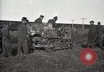 Image Armée utilise Holt tracteur pour tirer les chariots à partir de la boue North Platte Nebraska USA, 1919, de la seconde 35 séquences d'archives historiques vidéo 65675025550