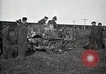 Image Armée utilise Holt tracteur pour tirer les chariots à partir de la boue North Platte Nebraska USA, 1919, de la seconde 36 séquences d'archives historiques vidéo 65675025550
