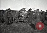 Image Armée utilise Holt tracteur pour tirer les chariots à partir de la boue North Platte Nebraska USA, 1919, de la seconde 38 séquences d'archives historiques vidéo 65675025550