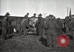 Image Armée utilise Holt tracteur pour tirer les chariots à partir de la boue North Platte Nebraska USA, 1919, de la seconde 39 séquences d'archives historiques vidéo 65675025550