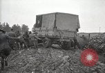 Image Armée utilise Holt tracteur pour tirer les chariots à partir de la boue North Platte Nebraska USA, 1919, de la seconde 40 séquences d'archives historiques vidéo 65675025550