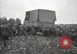 Image Armée utilise Holt tracteur pour tirer les chariots à partir de la boue North Platte Nebraska USA, 1919, de la seconde 41 séquences d'archives historiques vidéo 65675025550