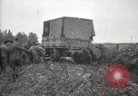 Image Armée utilise Holt tracteur pour tirer les chariots à partir de la boue North Platte Nebraska USA, 1919, de la seconde 42 séquences d'archives historiques vidéo 65675025550