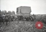 Image Armée utilise Holt tracteur pour tirer les chariots à partir de la boue North Platte Nebraska USA, 1919, de la seconde 43 séquences d'archives historiques vidéo 65675025550