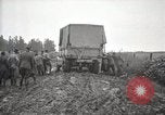 Image Armée utilise Holt tracteur pour tirer les chariots à partir de la boue North Platte Nebraska USA, 1919, de la seconde 44 séquences d'archives historiques vidéo 65675025550