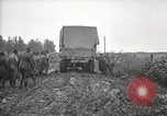 Image Armée utilise Holt tracteur pour tirer les chariots à partir de la boue North Platte Nebraska USA, 1919, de la seconde 45 séquences d'archives historiques vidéo 65675025550