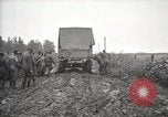 Image Armée utilise Holt tracteur pour tirer les chariots à partir de la boue North Platte Nebraska USA, 1919, de la seconde 46 séquences d'archives historiques vidéo 65675025550