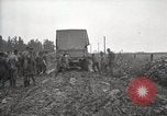 Image Armée utilise Holt tracteur pour tirer les chariots à partir de la boue North Platte Nebraska USA, 1919, de la seconde 48 séquences d'archives historiques vidéo 65675025550