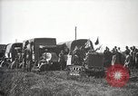Image Armée utilise Holt tracteur pour tirer les chariots à partir de la boue North Platte Nebraska USA, 1919, de la seconde 61 séquences d'archives historiques vidéo 65675025550