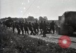 Standbild Lastwagen der Armee Motor gekippt Konvoi in einen Graben North Platte Nebraska USA, 1919, aus Sekunde 1 historischem Filmmaterial Videoclip 65675025551