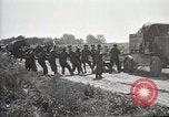 Standbild Lastwagen der Armee Motor gekippt Konvoi in einen Graben North Platte Nebraska USA, 1919, aus Sekunde 3 historischem Filmmaterial Videoclip 65675025551