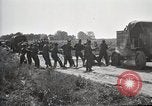 Standbild Lastwagen der Armee Motor gekippt Konvoi in einen Graben North Platte Nebraska USA, 1919, aus Sekunde 4 historischem Filmmaterial Videoclip 65675025551
