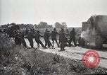 Standbild Lastwagen der Armee Motor gekippt Konvoi in einen Graben North Platte Nebraska USA, 1919, aus Sekunde 5 historischem Filmmaterial Videoclip 65675025551
