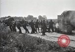 Standbild Lastwagen der Armee Motor gekippt Konvoi in einen Graben North Platte Nebraska USA, 1919, aus Sekunde 6 historischem Filmmaterial Videoclip 65675025551