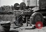 Standbild Lastwagen der Armee Motor gekippt Konvoi in einen Graben North Platte Nebraska USA, 1919, aus Sekunde 7 historischem Filmmaterial Videoclip 65675025551