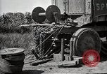 Standbild Lastwagen der Armee Motor gekippt Konvoi in einen Graben North Platte Nebraska USA, 1919, aus Sekunde 9 historischem Filmmaterial Videoclip 65675025551