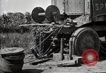 Standbild Lastwagen der Armee Motor gekippt Konvoi in einen Graben North Platte Nebraska USA, 1919, aus Sekunde 10 historischem Filmmaterial Videoclip 65675025551