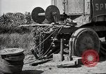 Standbild Lastwagen der Armee Motor gekippt Konvoi in einen Graben North Platte Nebraska USA, 1919, aus Sekunde 11 historischem Filmmaterial Videoclip 65675025551