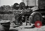 Standbild Lastwagen der Armee Motor gekippt Konvoi in einen Graben North Platte Nebraska USA, 1919, aus Sekunde 12 historischem Filmmaterial Videoclip 65675025551