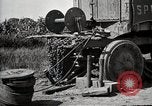 Standbild Lastwagen der Armee Motor gekippt Konvoi in einen Graben North Platte Nebraska USA, 1919, aus Sekunde 13 historischem Filmmaterial Videoclip 65675025551