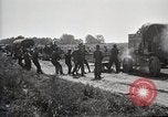 Standbild Lastwagen der Armee Motor gekippt Konvoi in einen Graben North Platte Nebraska USA, 1919, aus Sekunde 14 historischem Filmmaterial Videoclip 65675025551