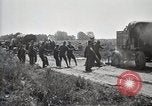Standbild Lastwagen der Armee Motor gekippt Konvoi in einen Graben North Platte Nebraska USA, 1919, aus Sekunde 15 historischem Filmmaterial Videoclip 65675025551
