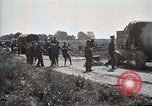 Standbild Lastwagen der Armee Motor gekippt Konvoi in einen Graben North Platte Nebraska USA, 1919, aus Sekunde 16 historischem Filmmaterial Videoclip 65675025551