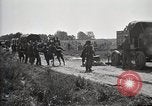 Standbild Lastwagen der Armee Motor gekippt Konvoi in einen Graben North Platte Nebraska USA, 1919, aus Sekunde 17 historischem Filmmaterial Videoclip 65675025551