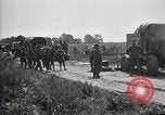 Standbild Lastwagen der Armee Motor gekippt Konvoi in einen Graben North Platte Nebraska USA, 1919, aus Sekunde 18 historischem Filmmaterial Videoclip 65675025551
