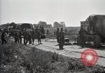 Standbild Lastwagen der Armee Motor gekippt Konvoi in einen Graben North Platte Nebraska USA, 1919, aus Sekunde 19 historischem Filmmaterial Videoclip 65675025551
