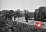 Standbild Lastwagen der Armee Motor gekippt Konvoi in einen Graben North Platte Nebraska USA, 1919, aus Sekunde 20 historischem Filmmaterial Videoclip 65675025551