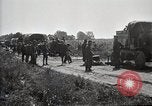 Standbild Lastwagen der Armee Motor gekippt Konvoi in einen Graben North Platte Nebraska USA, 1919, aus Sekunde 21 historischem Filmmaterial Videoclip 65675025551
