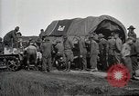 Standbild Lastwagen der Armee Motor gekippt Konvoi in einen Graben North Platte Nebraska USA, 1919, aus Sekunde 26 historischem Filmmaterial Videoclip 65675025551