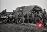 Standbild Lastwagen der Armee Motor gekippt Konvoi in einen Graben North Platte Nebraska USA, 1919, aus Sekunde 27 historischem Filmmaterial Videoclip 65675025551
