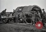 Standbild Lastwagen der Armee Motor gekippt Konvoi in einen Graben North Platte Nebraska USA, 1919, aus Sekunde 29 historischem Filmmaterial Videoclip 65675025551