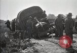 Standbild Lastwagen der Armee Motor gekippt Konvoi in einen Graben North Platte Nebraska USA, 1919, aus Sekunde 32 historischem Filmmaterial Videoclip 65675025551