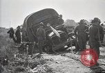 Standbild Lastwagen der Armee Motor gekippt Konvoi in einen Graben North Platte Nebraska USA, 1919, aus Sekunde 33 historischem Filmmaterial Videoclip 65675025551