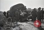 Standbild Lastwagen der Armee Motor gekippt Konvoi in einen Graben North Platte Nebraska USA, 1919, aus Sekunde 34 historischem Filmmaterial Videoclip 65675025551