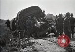Standbild Lastwagen der Armee Motor gekippt Konvoi in einen Graben North Platte Nebraska USA, 1919, aus Sekunde 35 historischem Filmmaterial Videoclip 65675025551