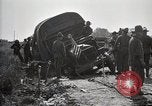Standbild Lastwagen der Armee Motor gekippt Konvoi in einen Graben North Platte Nebraska USA, 1919, aus Sekunde 36 historischem Filmmaterial Videoclip 65675025551