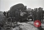 Standbild Lastwagen der Armee Motor gekippt Konvoi in einen Graben North Platte Nebraska USA, 1919, aus Sekunde 37 historischem Filmmaterial Videoclip 65675025551