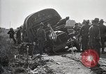 Standbild Lastwagen der Armee Motor gekippt Konvoi in einen Graben North Platte Nebraska USA, 1919, aus Sekunde 38 historischem Filmmaterial Videoclip 65675025551