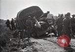 Standbild Lastwagen der Armee Motor gekippt Konvoi in einen Graben North Platte Nebraska USA, 1919, aus Sekunde 40 historischem Filmmaterial Videoclip 65675025551
