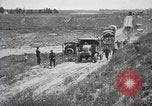 Standbild Lastwagen der Armee Motor gekippt Konvoi in einen Graben North Platte Nebraska USA, 1919, aus Sekunde 51 historischem Filmmaterial Videoclip 65675025551